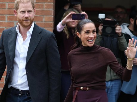 Harry e Meghan tornano in Inghilterra: il primo bagno di folla a Nottingham