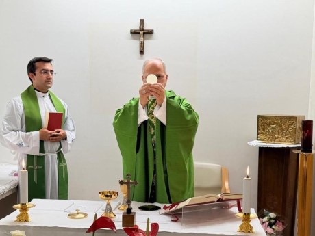 Leone XIV celebra la messa dopo l’intervento e ringrazia i sanitari