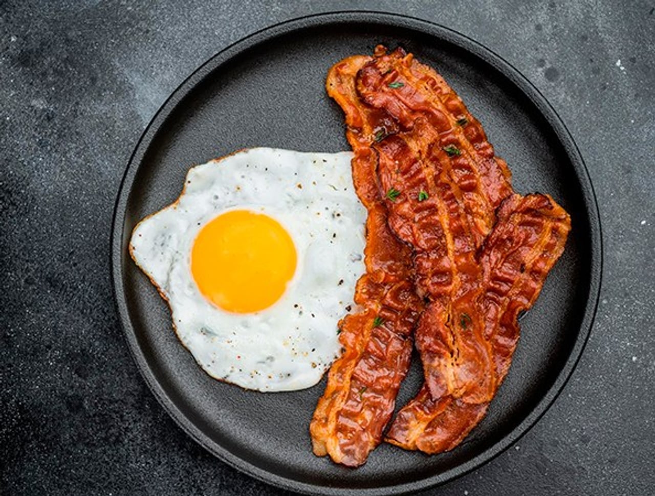 Huevo frito: nutricionistas recomiendan pollo y espinacas en lugar de bacon