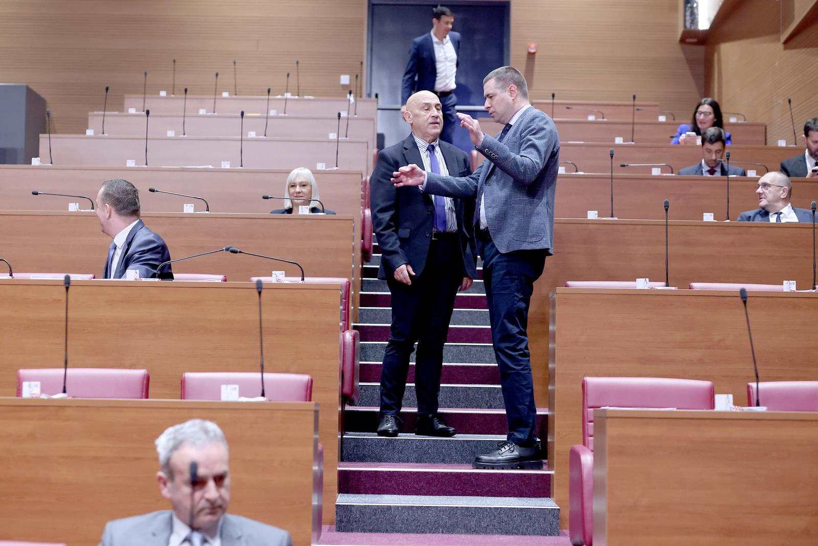 Dabo osporio spomen-ploču, a imovinska kartica otkrila plaću, kuće i stanove