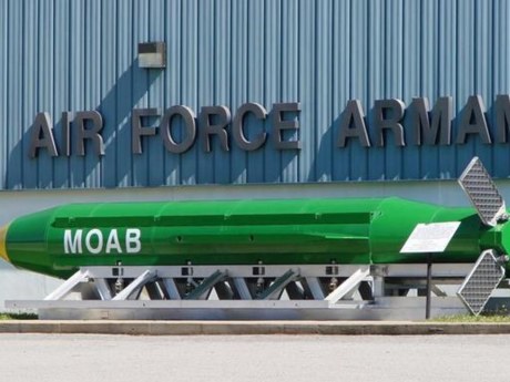 ZDA pripravljajo načrte za napad na Iran z največjo nejedrsko bombo