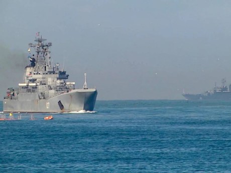 Russische Schiffe mit Panzern vor Sizilien: Italien startet Aufklärer