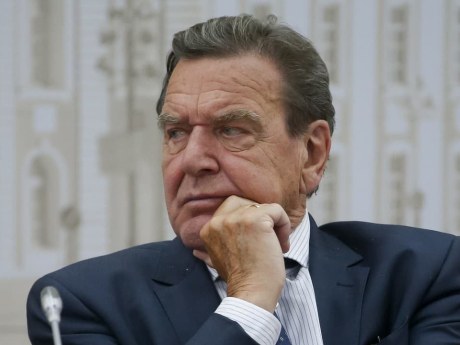 SPD žiada nové konanie proti Schröderovi po oslave Putinových narodenín