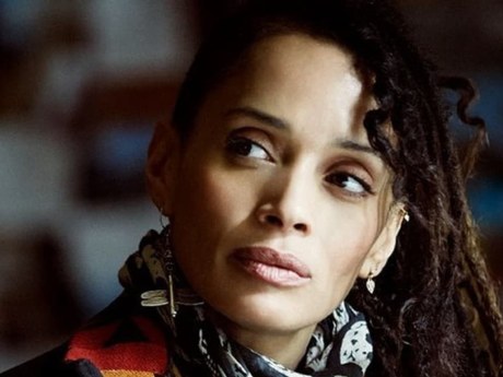 Lisa Bonet sa po štyroch rokoch ukázala v Paríži so sivými vlasmi