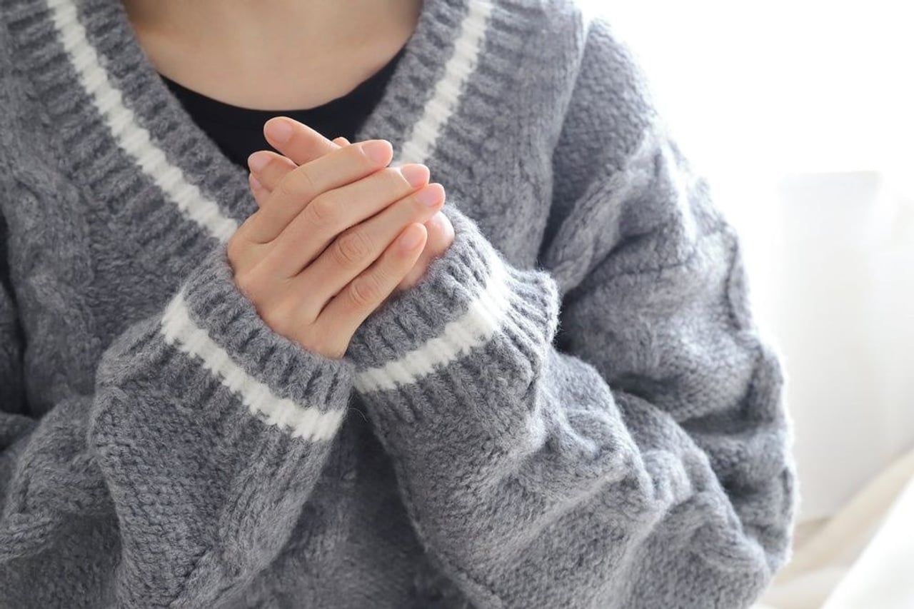 Studené ruce a nohy: kdy jde o běžnou reakci a kdy k lékaři