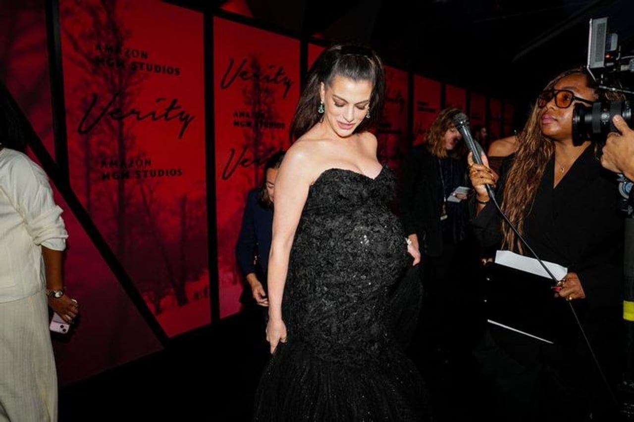 Anne Hathaway sa ospravedlnila za usmerňovanie fotografov na premiére