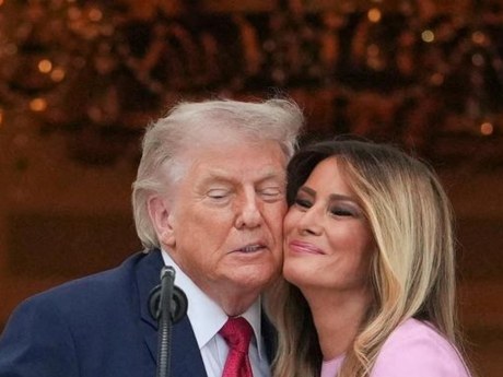 Trump na shodu povedal, da ga Melania kliče »gospod«