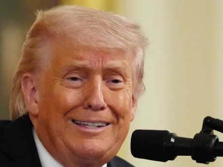 Трамп визнав, що користується макіяжем, і висміяв сенатора Оссоффа