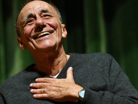 Roberto Vecchioni: «Non canterò per mesi», la convalescenza continua