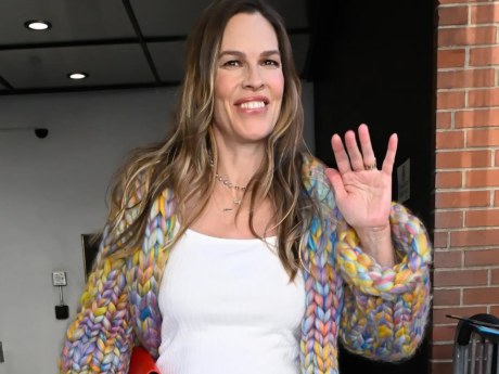 Hilary Swank defiende su embarazo a los 52 ante las críticas por su edad