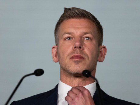 Kihallgatták Magyar Pétert a telefonügyben, tagadja a bűncselekményt