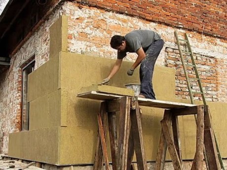 Майже 80% житла в Україні втрачає тепло: як зменшити витрати