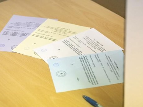 Policija preverja, ali so v Brežicah razdelili dve glasovnici preveč