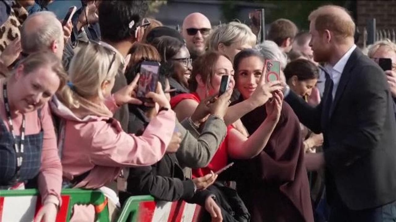 Harry e Meghan tornano in Inghilterra: il primo bagno di folla a Nottingham