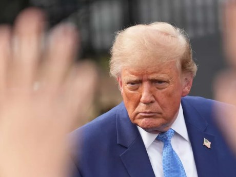 Trump po kritice změní financování spotů, zaplatí je ze svého a z MAGA