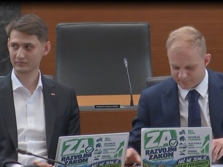 Bratuškova zahtevala, naj med njenim govorom skrijejo letak