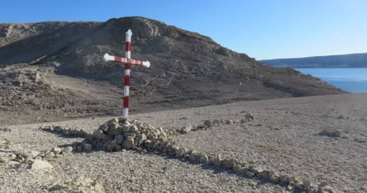 Pravoslavni križ na mjestu ustaškog logora Slana na Pagu ofarbali su u hrvatske boje...