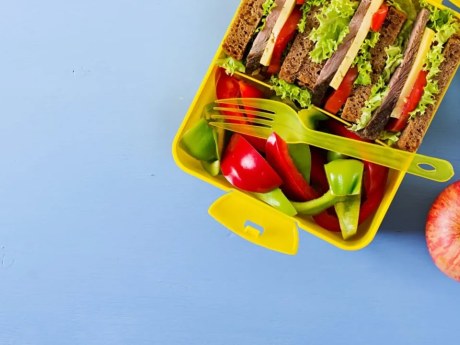 Ланчбокс без ранкових сварок: як поєднати 4 групи продуктів