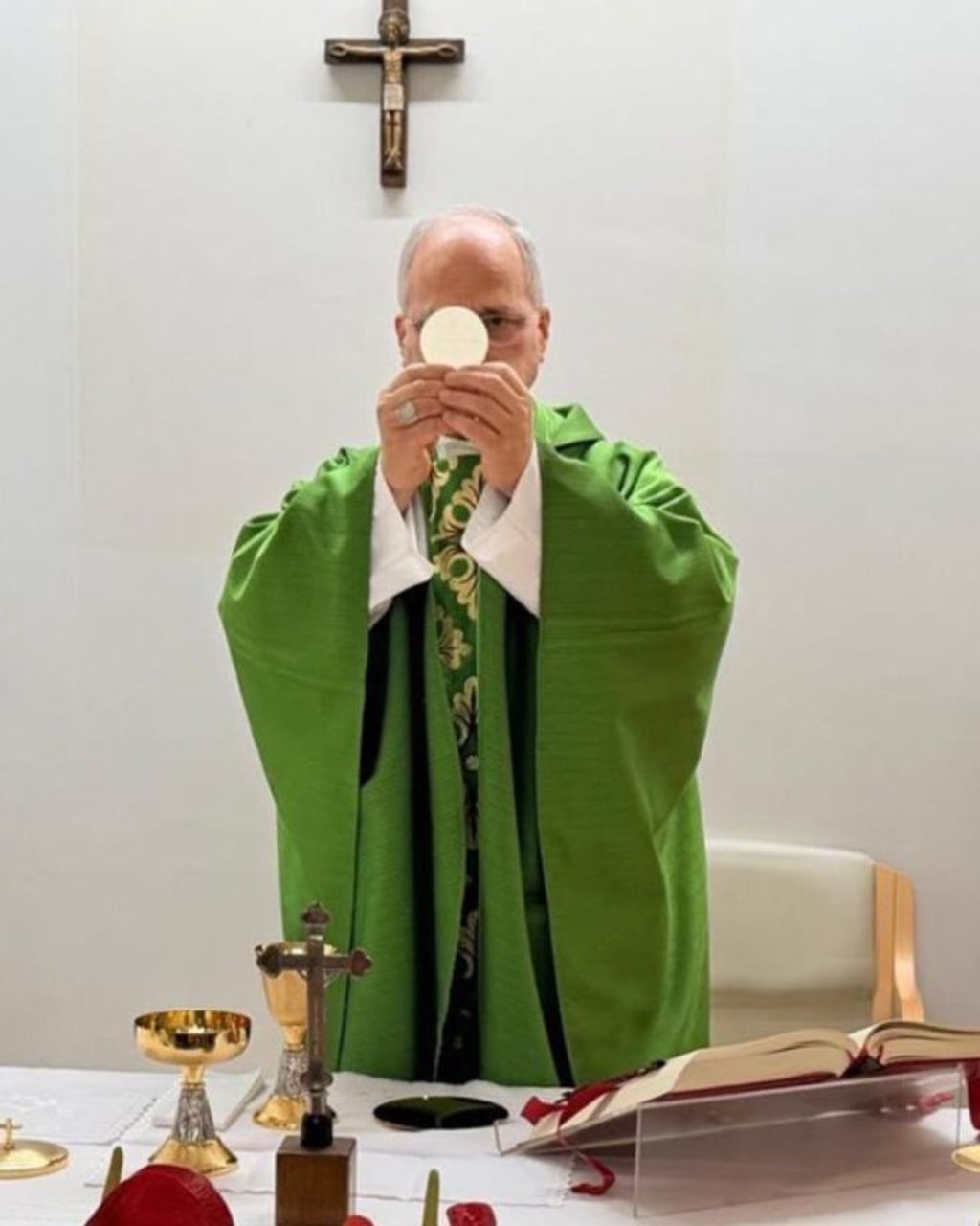 Papež Leon XIV. po operaciji daroval mašo, stanje se izboljšuje