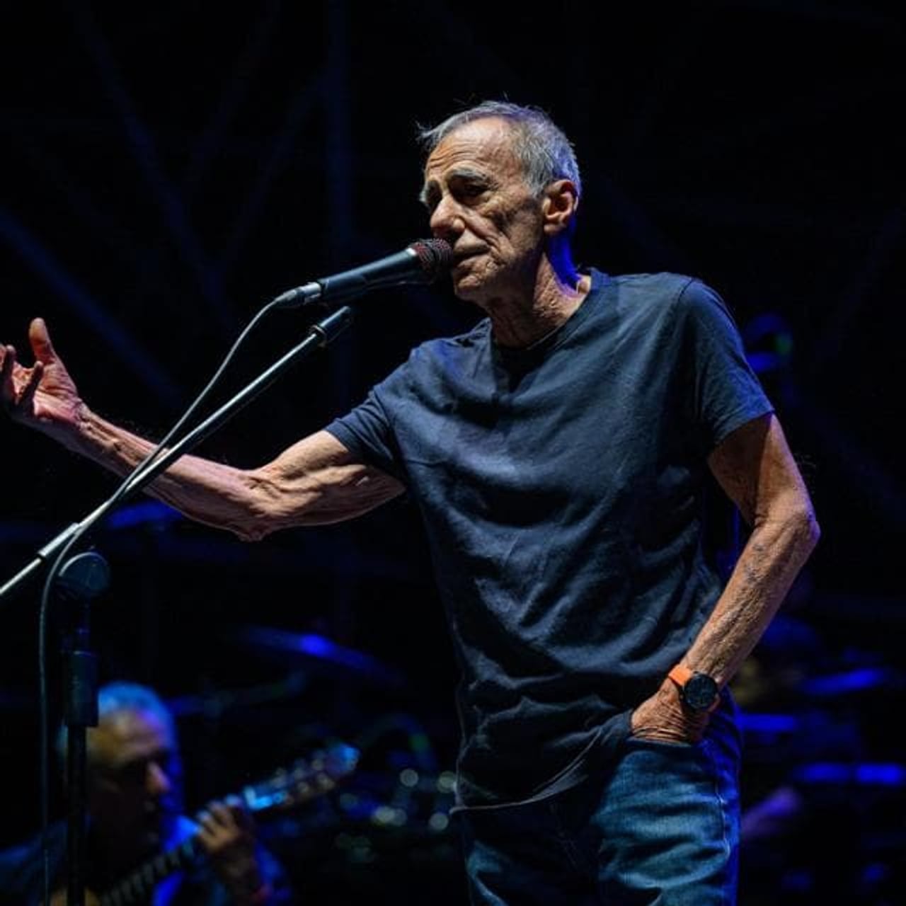 Roberto Vecchioni: «Non canterò per mesi», la convalescenza continua