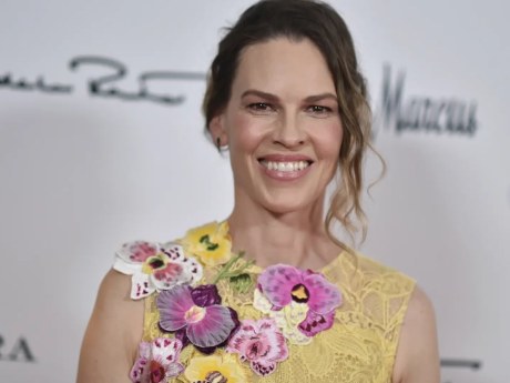 Hilary Swank anuncia su tercer embarazo a los 52 años: llegará en diciembre