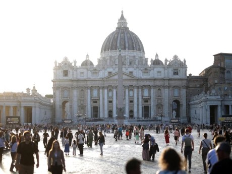 Il Papa si alza e inizia la fisioterapia dopo la diagnosi di tumore