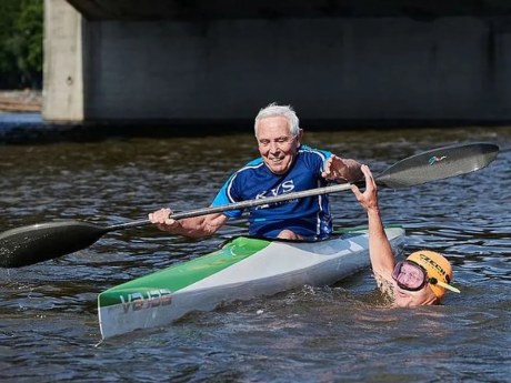 Pavla Pafka (86) ve Vltavě převrátily vlny od tří člunů