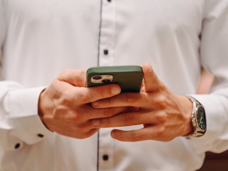 Az SMS-ezés előnyben részesítése nem feltétlenül jelent távolságtartást