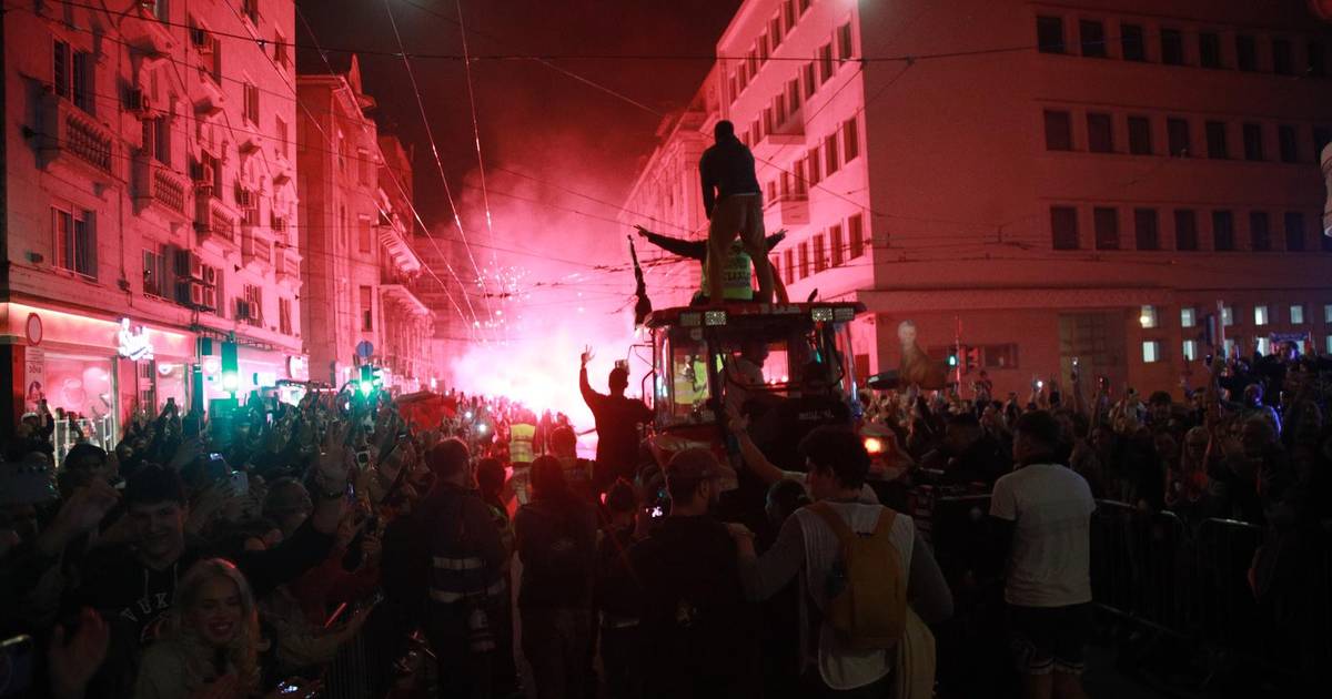 Beograd na nogama: Deseci tisuća građana dočekali studente uz vatromet i povike „Vučić odlazi“