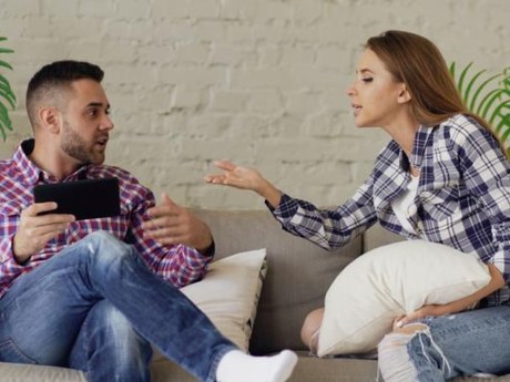 Gaslighting: ponavljajoči se dvom vase je lahko znak škodljivega vzorca