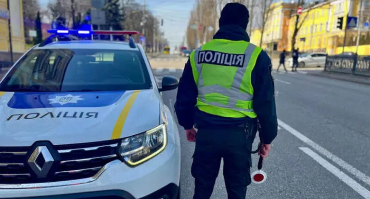 Жест із плесканням по плечу попереджає водіїв про патруль попереду
