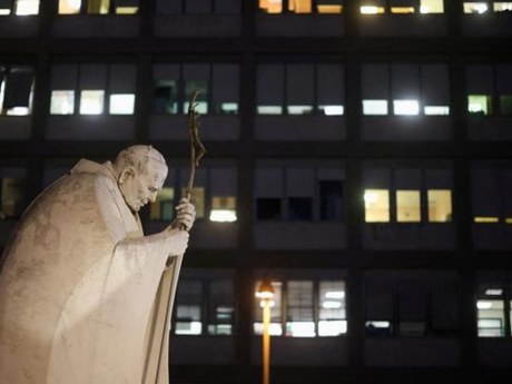 Gemelli: papeževa bolnišnica in varovani prostor v desetem nadstropju