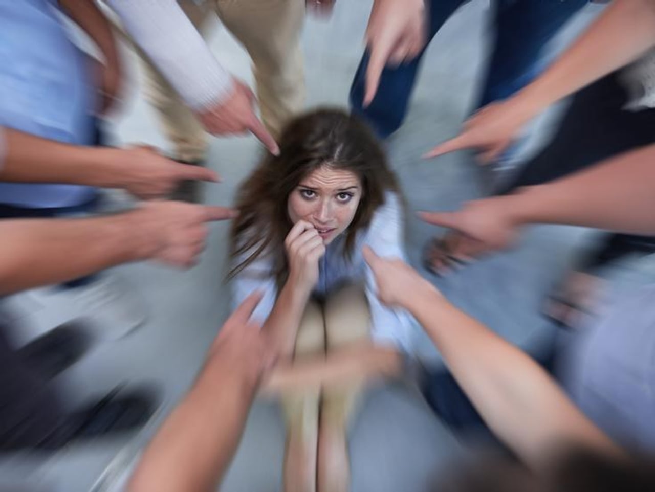 Gaslighting: ponavljajoči se dvom vase je lahko znak škodljivega vzorca