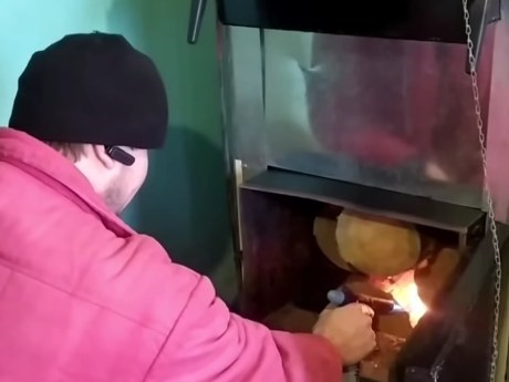 Чотири ознаки сирих дров допоможуть не втратити тепло й гроші