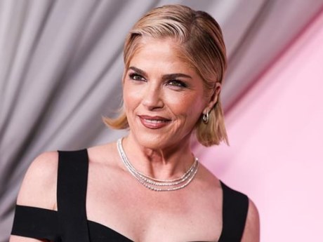 Selma Blair naj bi na letu skušala odpreti vrata letala