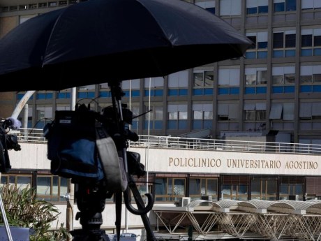 Il Papa riprende il lavoro: i medici riferiscono che il polmone recupera