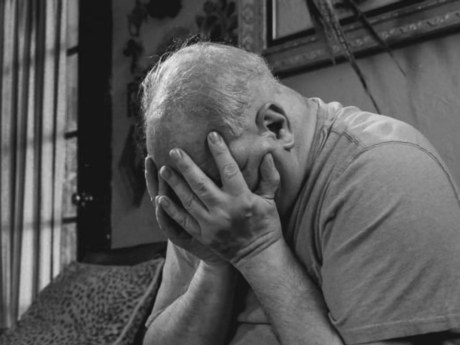 Demencia môže začať zmenami reči, plánovania či správania