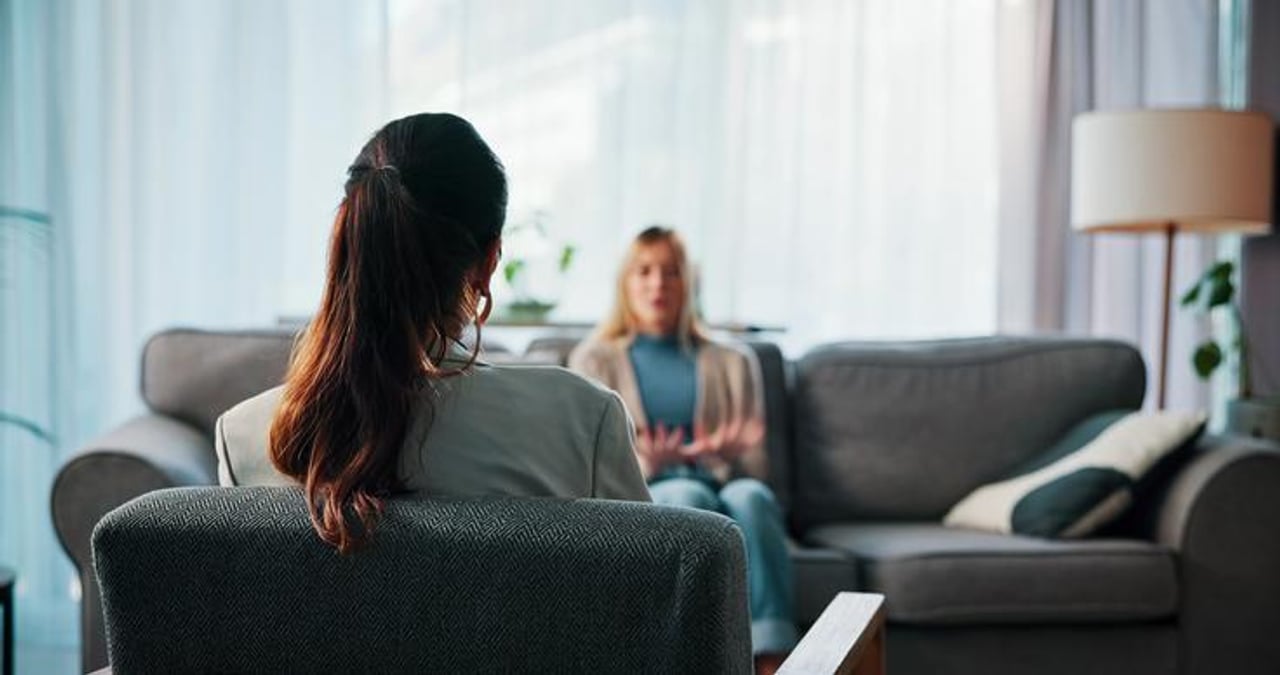 Dve vprašanji lahko pomagata prekiniti spiralo socialne anksioznosti