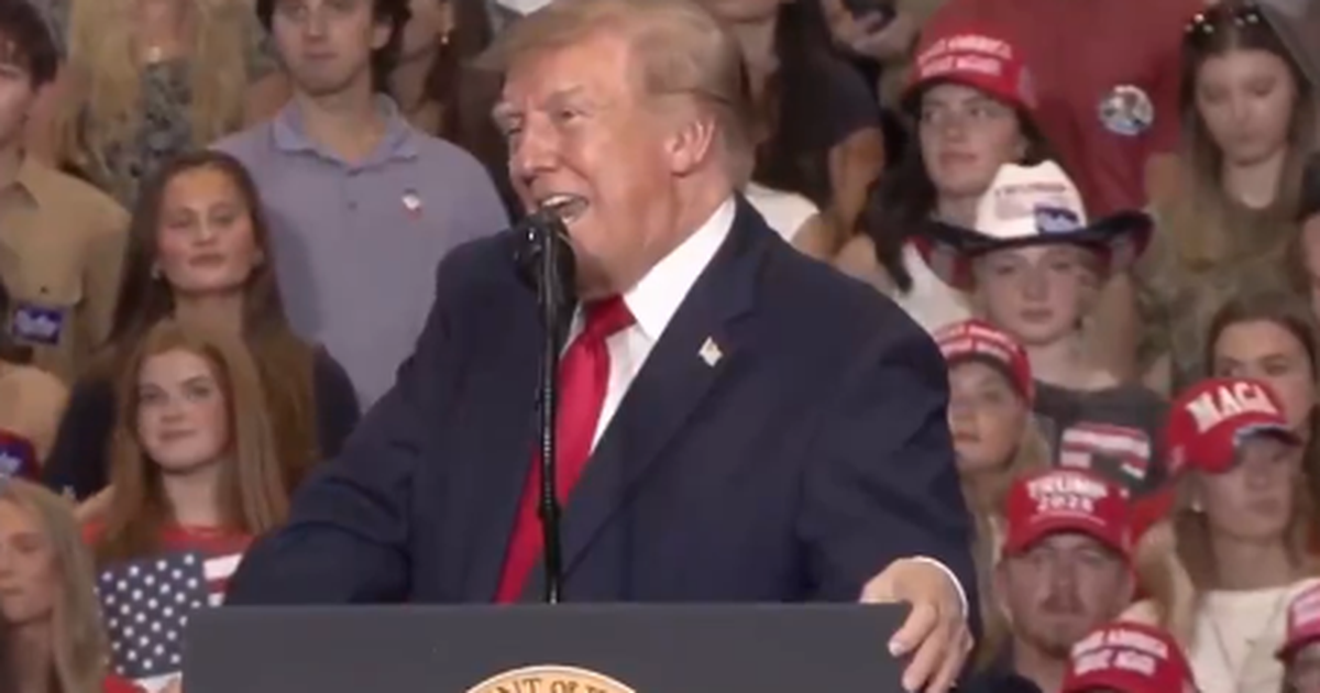 Trump usred govora ispustio čudan zvuk umjesto imena, publika ostala u nevjerici