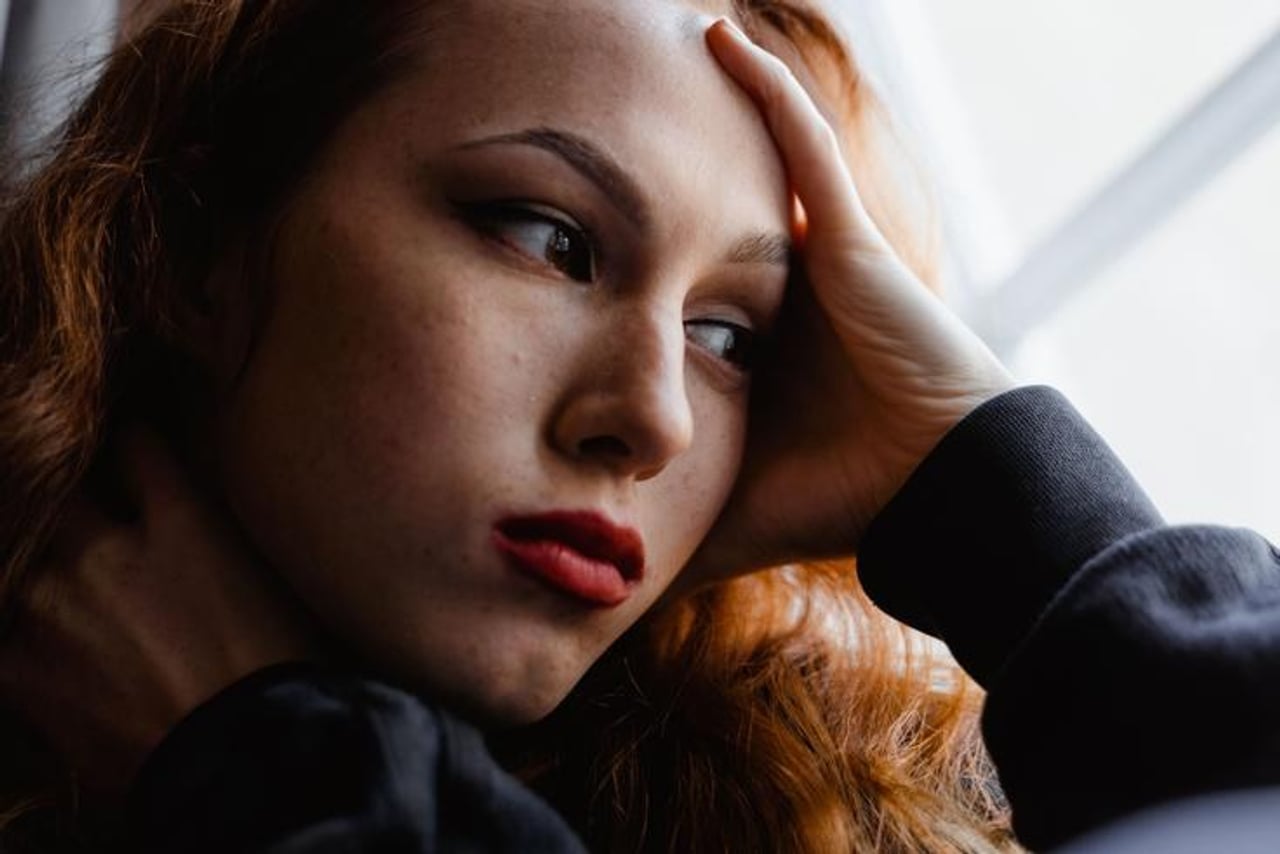 Gaslighting: ponavljajoči se dvom vase je lahko znak škodljivega vzorca