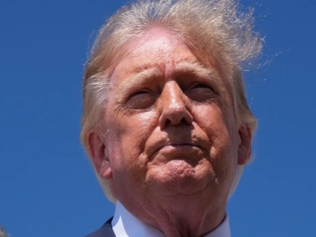 Trump: Uživatelé pojmu umělá inteligence jsou pro Bílý dům nepřátelé