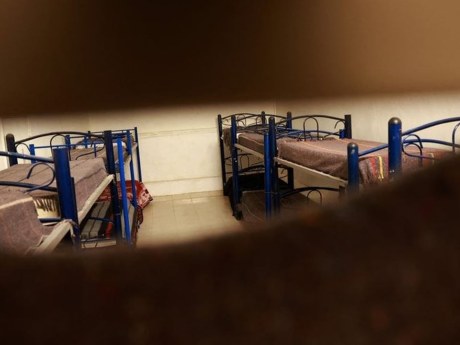 Pravidelné nočné budenie môže súvisieť so stresom aj chorobami