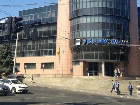 Укрексімбанк припинив обслуговування виплат: як змінити банк