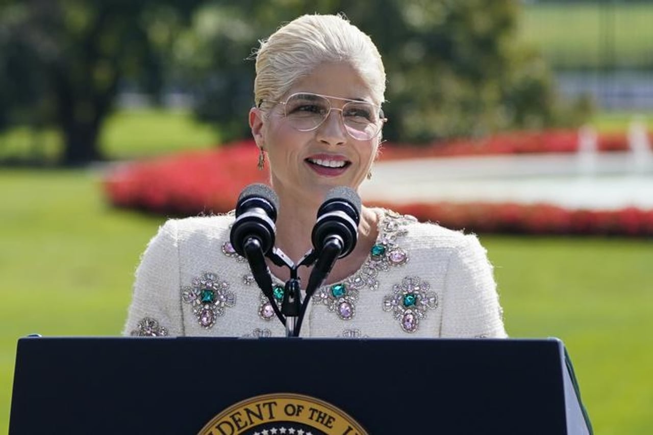 Selma Blair naj bi na letu skušala odpreti vrata letala