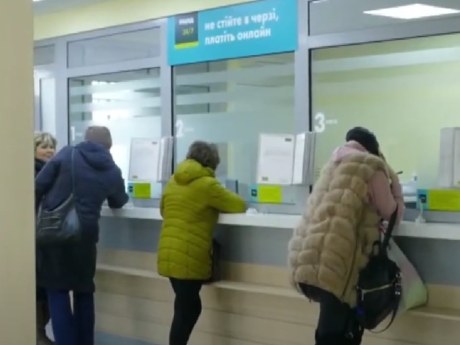 Менше міжнародної допомоги: чи під загрозою пенсії та соцвиплати