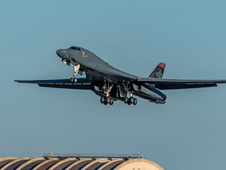 USA stiahli bombardéry z Fairfordu po zadržaniach pre terorizmus