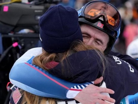 Kilde si je pretrgal ahilovo tetivo, Shiffrin mu stoji ob strani