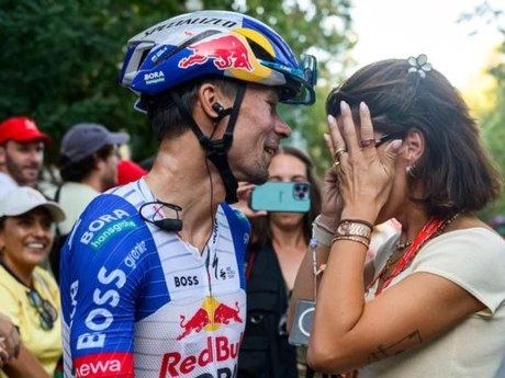Lora Roglič v solzah ob misli, da Primoža ne bi več spremljala na dirkah
