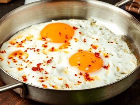 Huevo frito: nutricionistas recomiendan pollo y espinacas en lugar de bacon