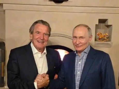 Schröder oslavil Putinovy 74. narozeniny, Kreml ho nazval přítelem